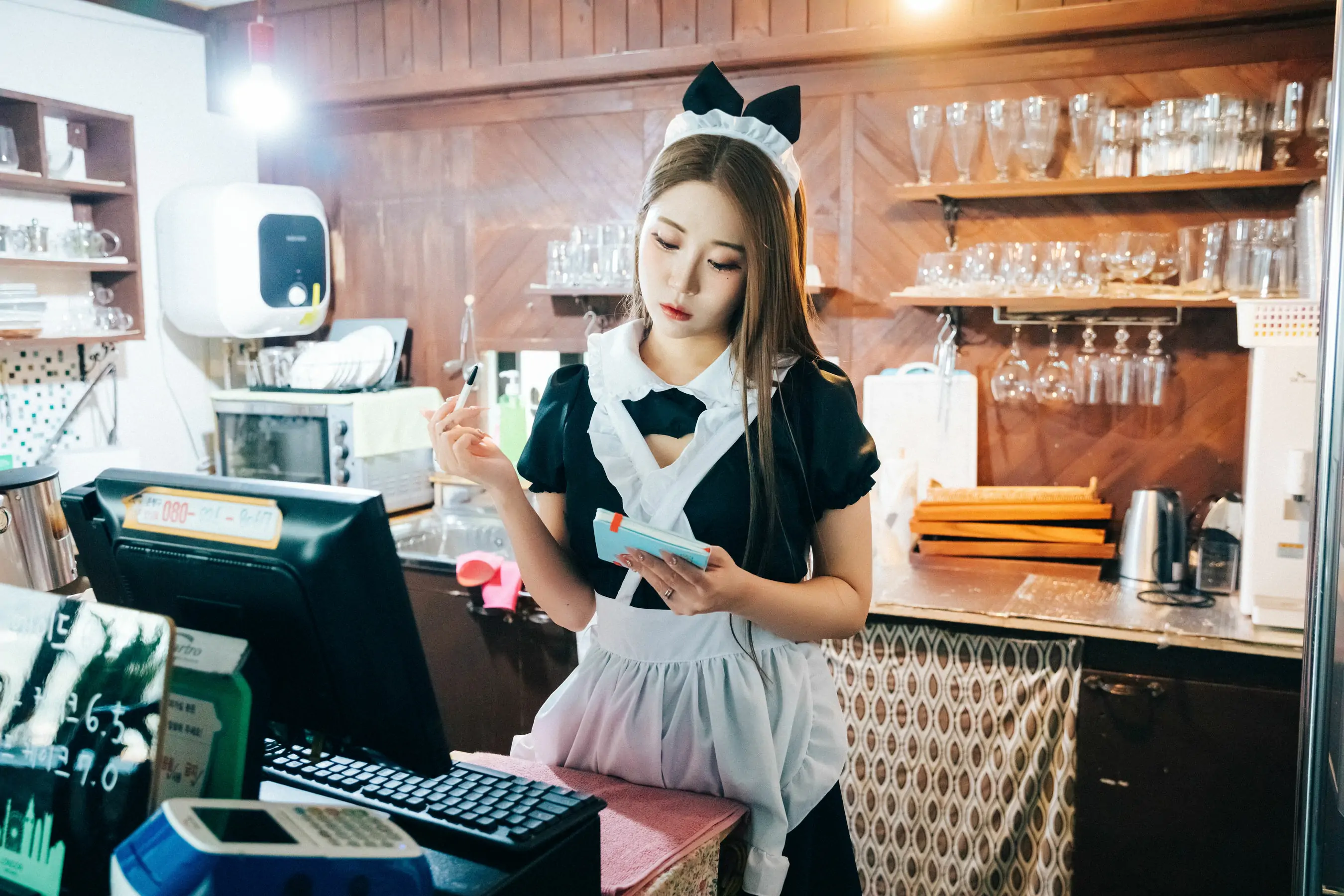 [LOOZY] Bomi - Maid cafe 