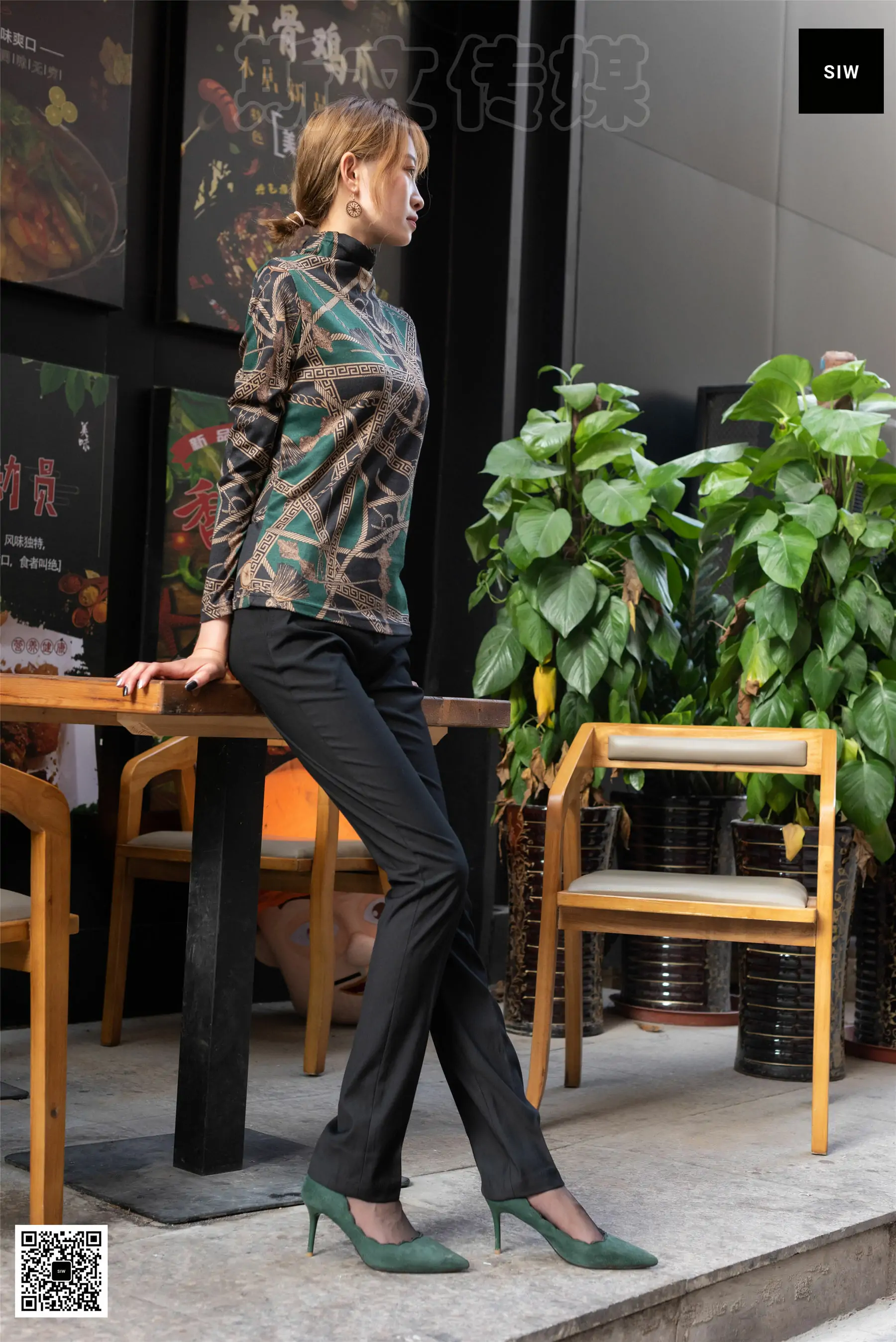 [斯文传媒SIW]  新芳 餐馆门前