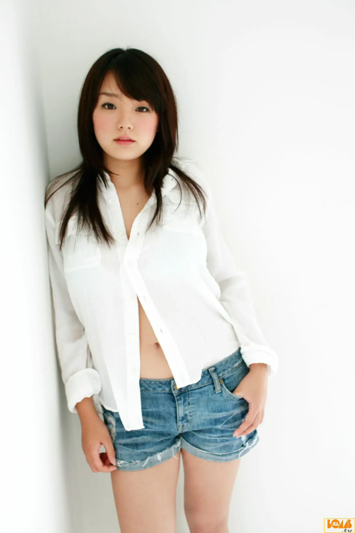 【日本写真】[Bomb.TV] 2010年08月刊 Ai Shinozaki 筱崎爱篠崎愛(48P) - IYXS