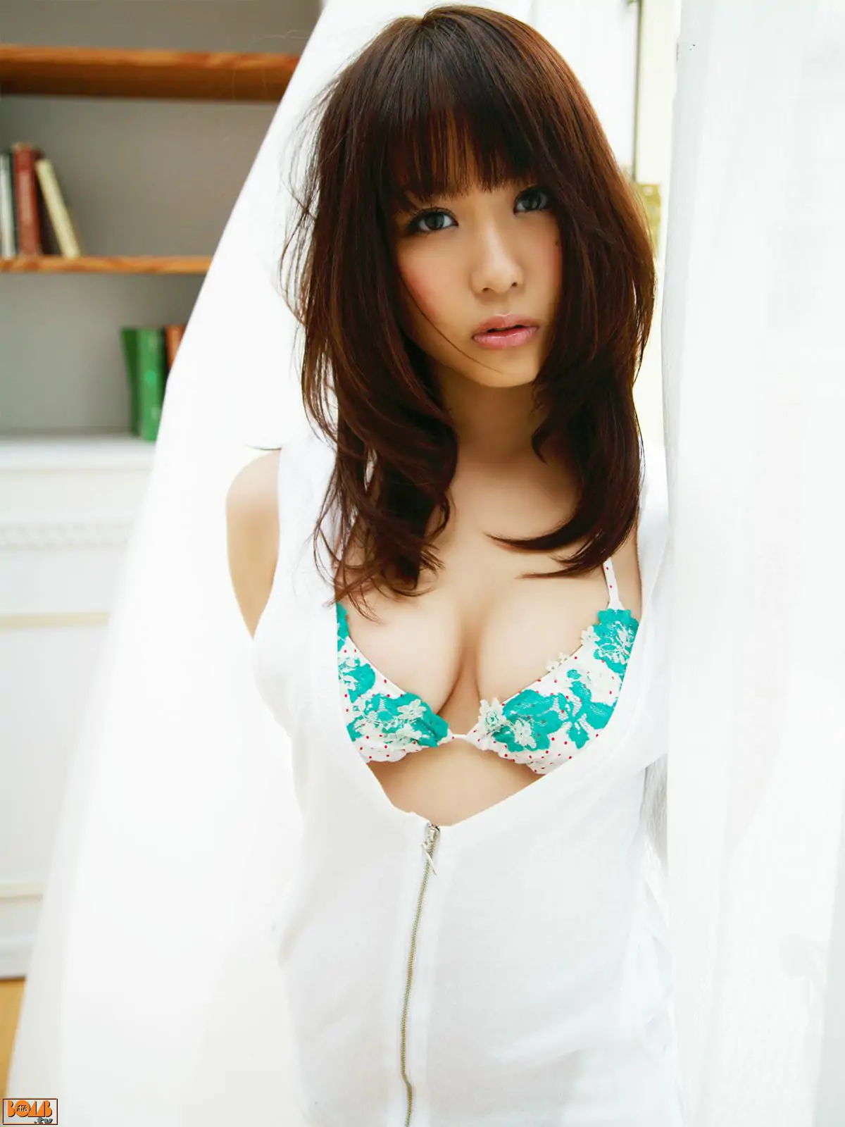 【日本写真】[Bomb.TV] 2009年07月刊 西田麻衣 Mai Nishida(24P) - IYXS