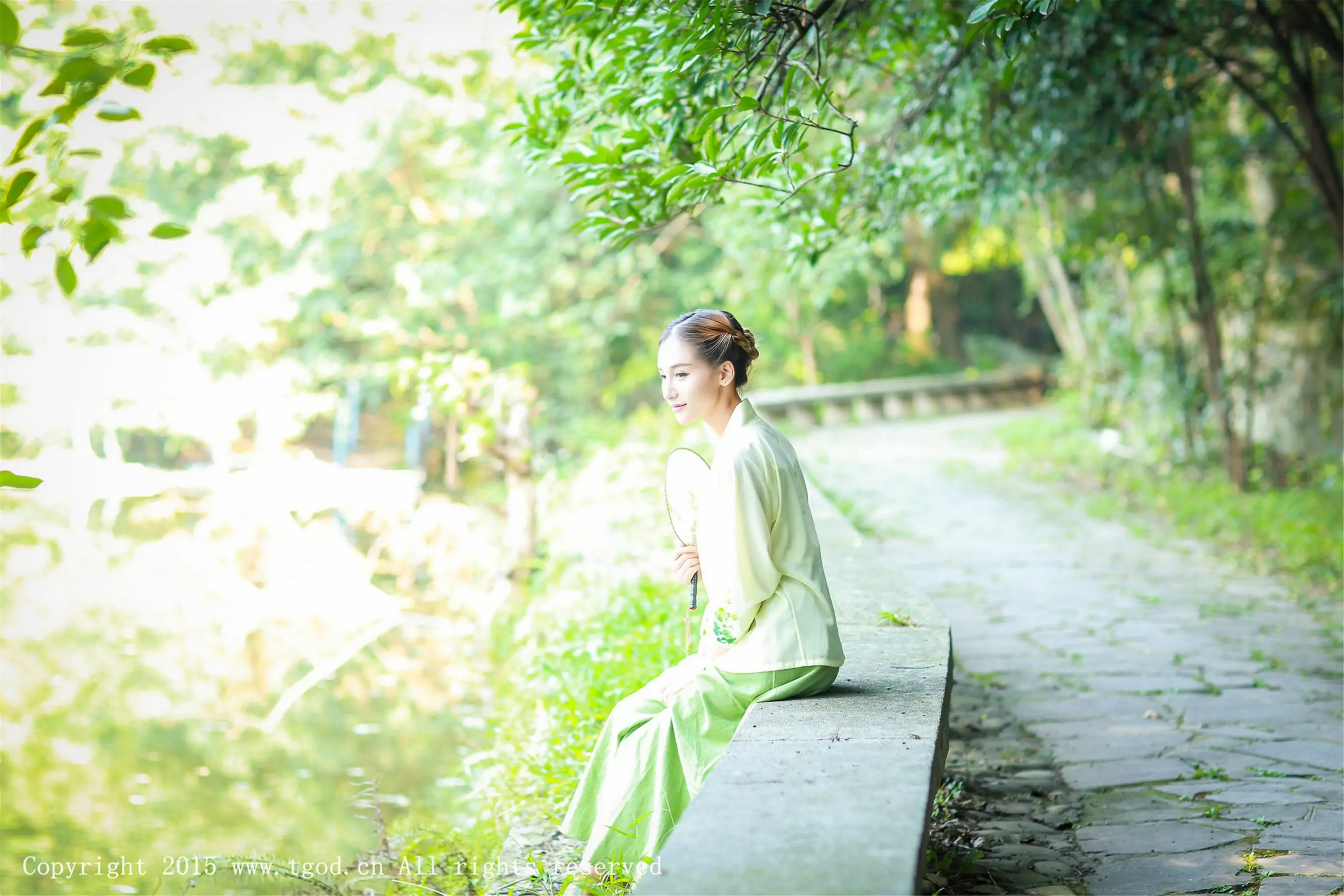 艾希ICE《女神身着清新汉服 从湖畔缓缓走来》 [TGOD推女神] 写真集