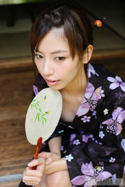横山美雪《Blossoms》 [Graphis] Gals(32P)
