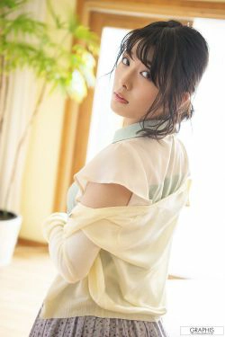 [Graphis] First Gravure 初脱ぎ娘 No.163 Hinata Koizumi 小泉ひなた(72P)