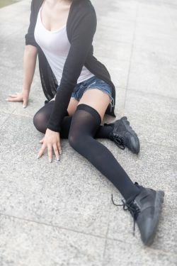 [风之领域] NO.043 黑丝大胸时尚少女户外 写真集(50P)