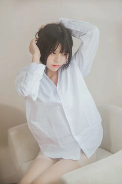 [萝莉COS] 桜桃喵《桜桃未熟 - 白衬衫散发》(49P)