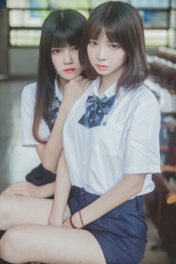 [萝莉COS] 桜桃喵&疯猫ss《JK百合》(43P)