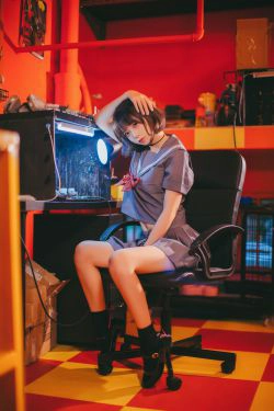 [萝莉COS] 疯猫ss《被囚禁的少女》(44P)