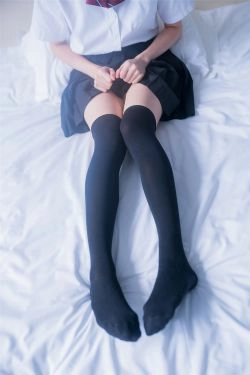 [风之领域] NO.148 JK黑丝裙子有点短(38P)