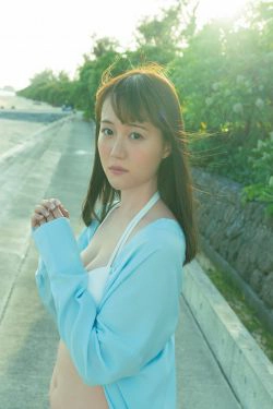 [FRIDAY] 2018.07.13 尾崎由香 アニメ『けものフレンズ』のメインキャラ声優が白ビキニになりました(6P)