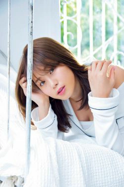 [FRIDAY] 2018.10.05 稲村亜美 ク・ラヒ・ア復活「神ホ・テ・ィ」(6P)