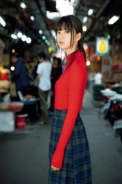[FRIDAY] 2018.10.12 乃木坂46・齋藤飛鳥 「あの頃、君を追いかけた」台湾ロケにスクーフ・密着！(6P)