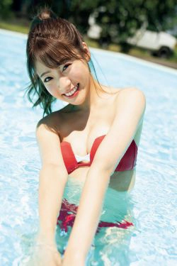 [FRIDAY] 2018.10.26 志田友美 夢みるアト・レセンス ヒ・キニて・魅せた「最強美脚」(10P)