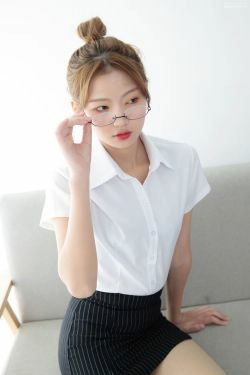 [森萝财团] JKFUN-044 OL一定要搭配眼镜 50D肉丝(63P)