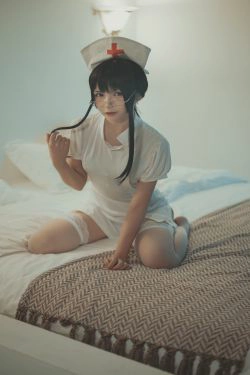 COSER美女逐月su 小护士(24P)
