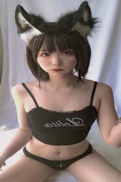 [网红COSER] 萌妹是青水 - 小狼(34P)