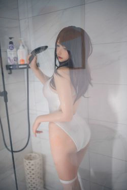 [网红COSER] 高颜值coser念念_D - 白色竞泳(20P)