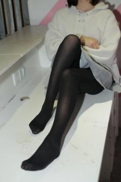 [奈丝] NO.077 猫璃 纯黑的丝 正红的鞋(35P)