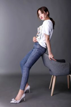 [奈丝] NO.127 可乐 白T牛仔裤里的丝袜(37P)