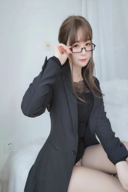 [Cosplay] Coser小姐姐白银 - 黑西服(69P)