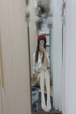 [COS福利] 秋和柯基(夏小秋秋秋) - 圣诞自拍(15P)