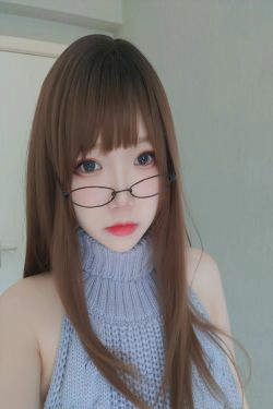 [COS福利] 动漫博主雪晴Astra - 黑丝漏背毛衣(151P)