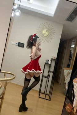 [COS福利] 蜜桃少女是依酱呀 - 2020圣诞特辑(31P)