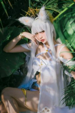 [COS福利] 周叽是可爱兔兔 - 白金泳装(23P)