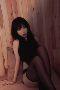 [COS福利] 萌妹白易子教主 - 高叉毛衣(26P)