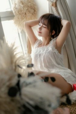 [COS福利] 动漫博主蠢沫沫 - 大象 白睡衣(29P)