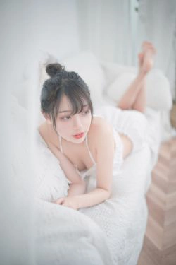 [COS福利] 周叽是可爱兔兔 - 白色睡衣(20P)