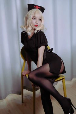 [COS福利] 萌妹白易子教主 - 黑化护士(24P)