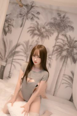 [COS福利] 斗鱼主播尤猫醒醒ovo - 漏背毛衣(14P)