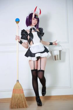[网红COSER写真] 动漫博主G44不会受伤 - 酒吞女仆(16P)