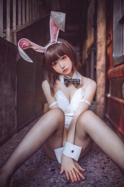 [网红COSER写真] Coser衣衣 - 加藤惠兔女郎(52P)