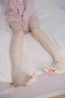 [网红COSER写真] 萌妹子眼酱大魔王w - 裸足(17P)