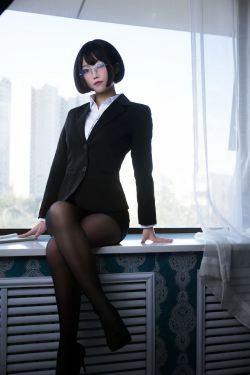 [网红COSER写真] Cosplay汪知子 - 黑丝OL(16P)
