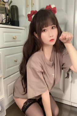 [网红COSER写真] 蜜桃少女是依酱呀 - T恤底下(31P)