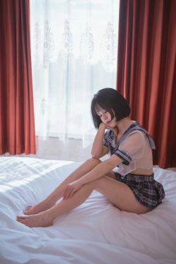[网红COSER写真] 美少女晕崽 - 透明学生服(27P)