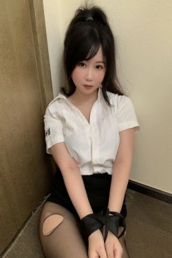 [福利COS] 蜜桃少女是依酱呀 - 刚入职的新人(40P)