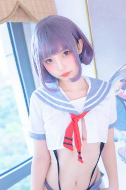 [福利COS] 神楽坂真冬 灰丝吊带JK(75P)