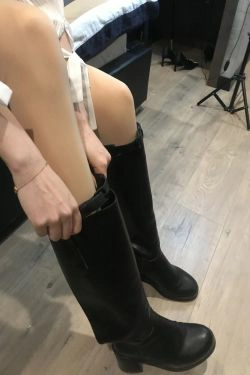 丝足博主麋鹿_Monroe 2020.03.02 皮裙肉丝(40P)