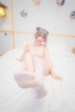 [网红COS] 萝莉神楽板真冬 小公主(8P)