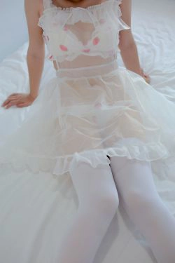 [福利COS] FBG - 草莓白纱(101P)