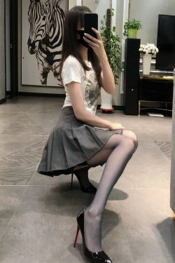 [福利COS] 丝足博主麋鹿_Monroe 2020.06.09 黑蕾丝半筒袜(16P)