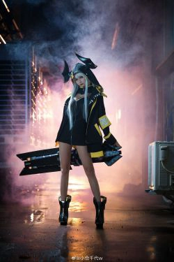 [福利COS] 动漫博主小仓千代w - 卡列尼娜・爆裂(11P)