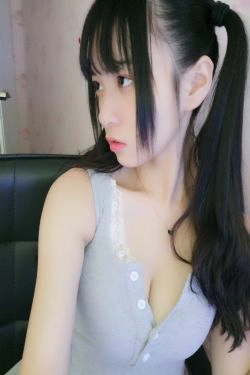 [福利COS] 双马尾少女赛高酱作品 - 露脸灰色裙子(23P)
