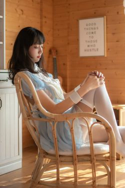 [福利COS] 清纯妹子西瓜 - 蓝白女仆(26P)