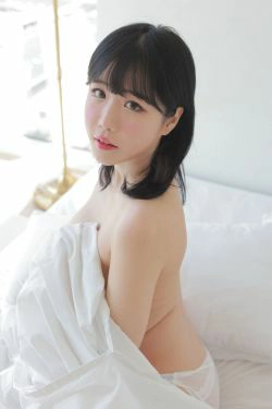 [福利COS] 韩网可爱性感网红Addielyn - Topless Girl(68P)