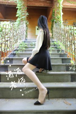 [福利COS] 酒酒老师 - 黑白仆系肉丝外拍(73P)