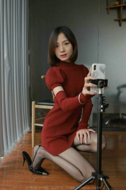 [IESS异思趣向] 模特：小六 《红裙嘿丝自拍》(84P)
